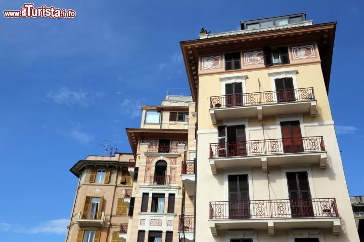 Immagine Eleganti palazzi a Rapallo - La cittadina di Rapallo è conosciuta come una delle più frequentate e popolari località della Riviera Ligure, grazie ai suoi hotel di lusso, i ristoranti e un'intensa vita mondana, che, tra concerti, eventi sportivi e manifestazioni varie, non rischia di certo di annoiare residenti e turisti. Una città elegante e lussuosa dunque, che si rispecchia pienamente nelle splendide case del centro storico e dei quartieri residenziali. - © Zvonimir Atletic / Shutterstock.com