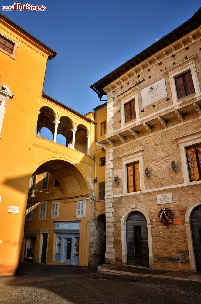 Immagine Palazzi signorili nel centro storico di Fermo, Marche, impreziositi da un'antica meridiana e un loggiato affrescato nel soffitto.