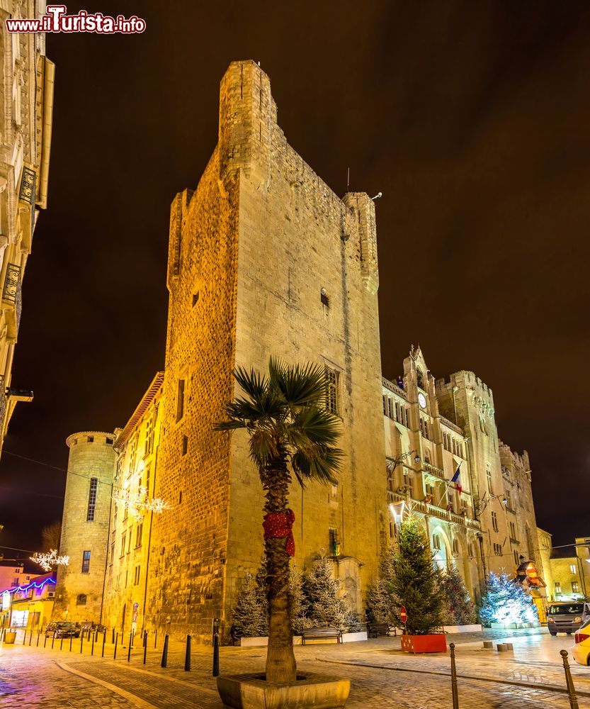 Immagine Palazzo degli Arcivescovi a Narbona, Francia, illuminato di sera.  