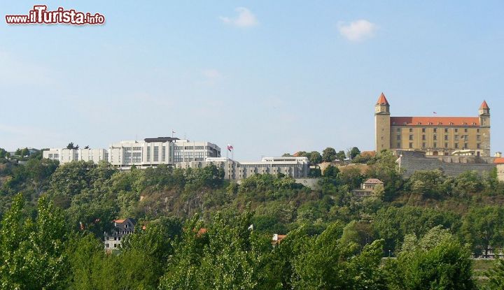Immagine Il Palazzo del Consiglio Nazionale della Repubblica Slovacca, situato presso il castello di Bratislava, la capitale del paese - foto © Svetovid / Wikipedia