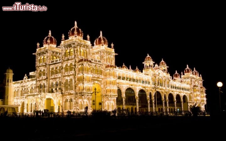 Immagine Il Palazzo del Maharaja a Mysore illuminato di notte - © gary yim / shutterstock.com