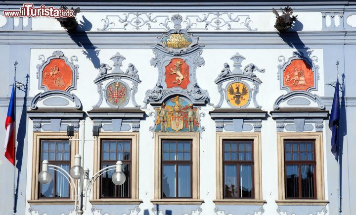 Immagine Un dettaglio della facciata del palazzo del municipio della città di České Budějovice, nella parte meridionale della Repubblica Ceca - foto © Tomas Smolek / Shutterstock.com