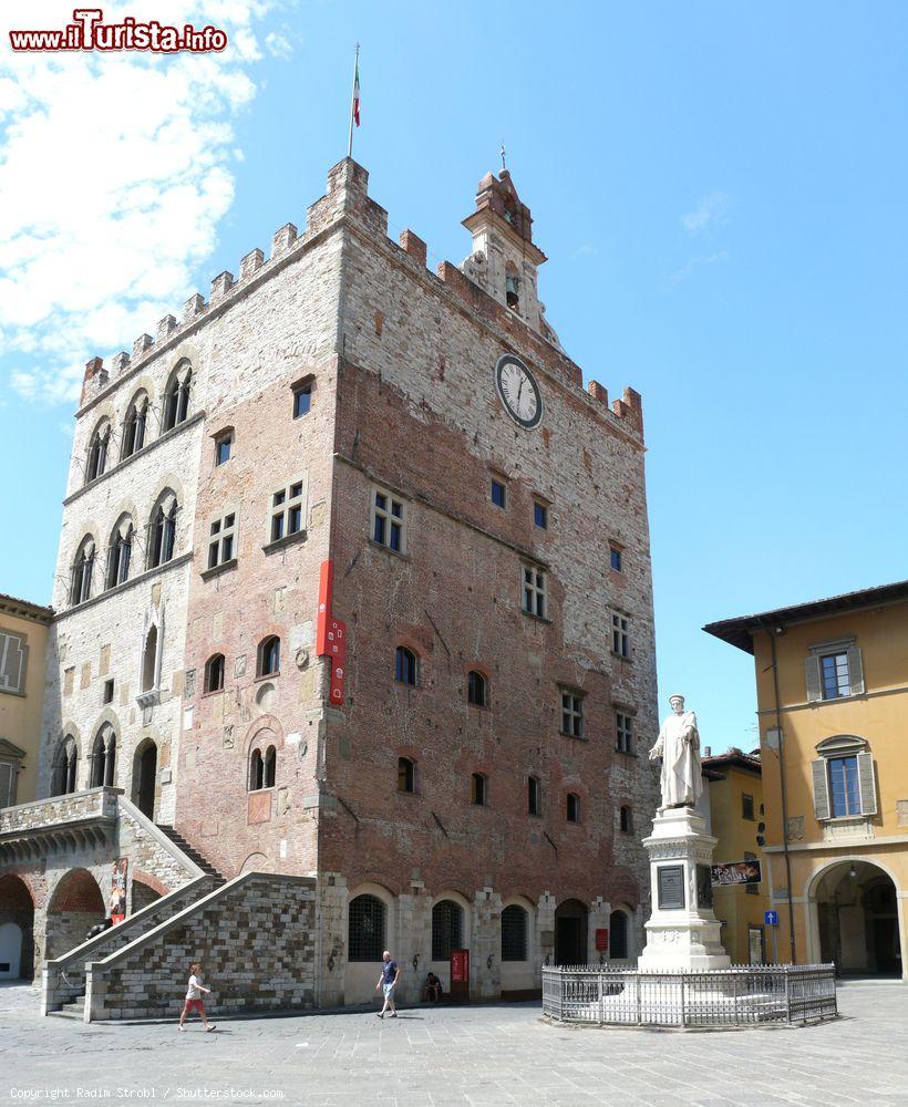 Immagine Palazzo del Pretorio a Prato, Toscana. Sorge in piazza del Comune di fronte all'attuale Palazzo Municipale: nacque nel XIII° secolo dalla fusione di tre edifici preesistenti. Dal 2013 ospita il Museo Civico cittadino - © Radim Strobl / Shutterstock.com