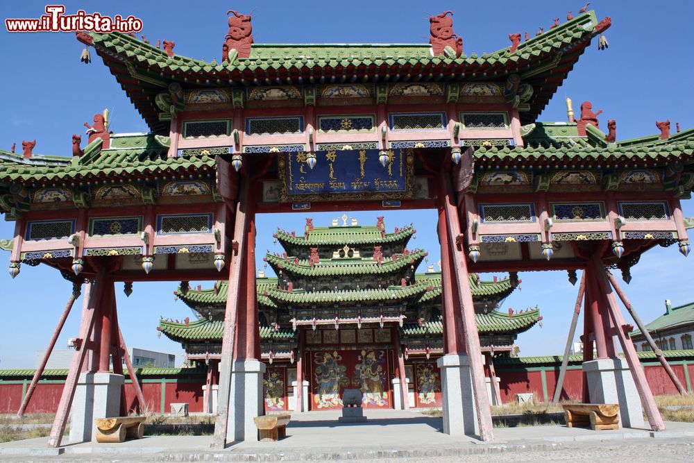 Immagine Palazzo d'Inverno di Ulan Bator, Mongolia. L'edificio si trova sulla strada per Zaisan Monument Hill: è l'unico rimasto fra le 4 residenze dell'ultimo re della Mongolia, Bogd Khaan.