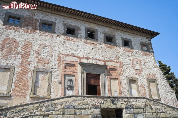 Immagine Palazzo Ducale a Castiglione del Lago, Umbria - La facciata del Palazzo Ducale, la principale residenza dei della Corgna. All'ingresso si accede mediante due rampe di scale; sul retro, con vista sul Lago Trasimeno, si apriva un secondo accesso contenuto all'interno di una torre © Mi.Ti. / Shutterstock.com