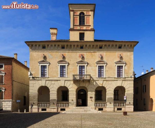 Immagine Una giornata di sole splende sul Palazzo Ducale di Sabbioneta - Il Palazzo Ducale, anche detto Palazzo Grande, ricopre un ruolo di grande importanza nella storia di Sabbioneta, in quanto fu il primo importante edificio realizzato nell'opera di costruzione della città ideale, principi secondo i quali fu infatti costruita la città nel XVI secolo. Per molto tempo da lì in avanti, il palazzo fu dunque la dimora dei duchi Gonzaga di Sabbioneta nonchè sede dell'amministrazione politica locale.  - © Cristiano Palazzini / Shutterstock.com