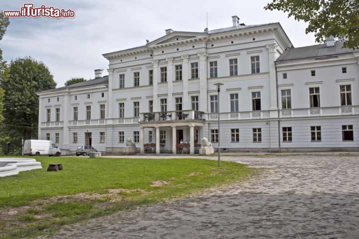 Immagine Il palazzo Jedlinka a Walbrzych fu eretto nel XVII secolo e poi ricostruito nella seconda metà dell'Ottocento. Durante la Seconda Guerra Mondiale fu occupato dalle truppe nazste che ne fecero un proprio centro strategico - foto © A and Rob / Shutterstock.com