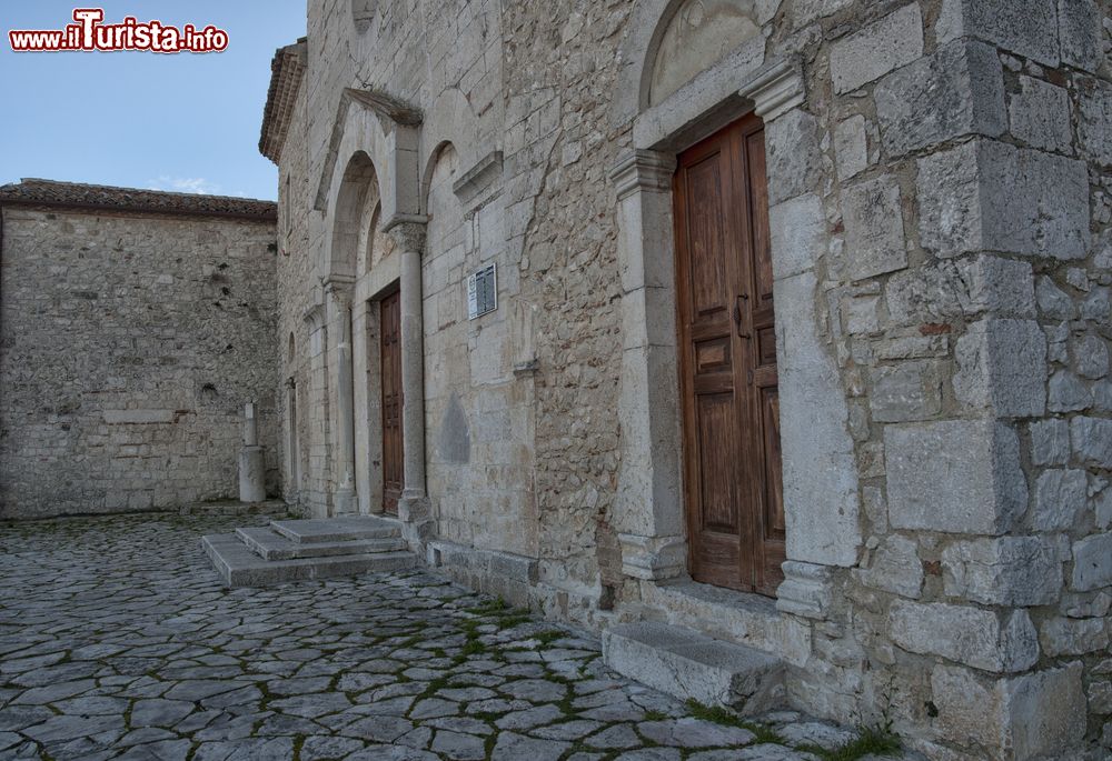 Immagine Palazzo Monforte, centro storico di Campobasso, Molise, Italia. Uno scorcio dell'imponente costruzione che si eleva a 800 metri d'altezza sopra il capoluogo del Molise.