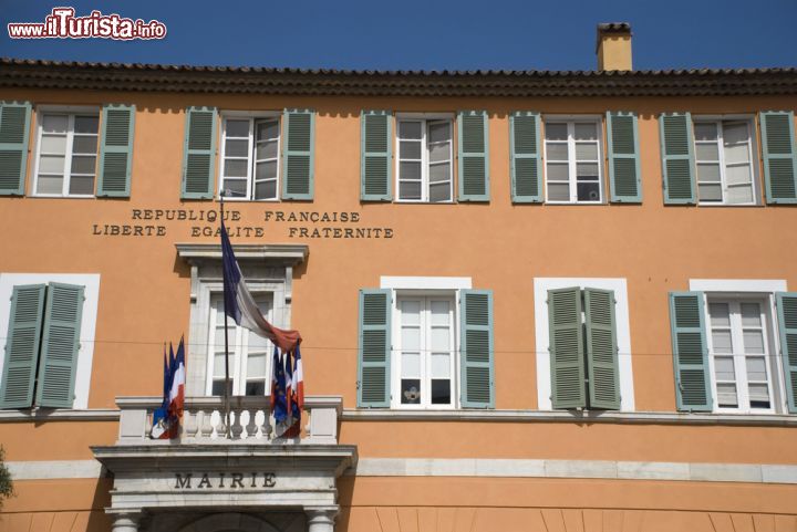 Immagine Il Palazzo Municipale della cittadina di Frejus, Costa Azzurra, Francia - © Daniel Leppens / Shutterstock.com