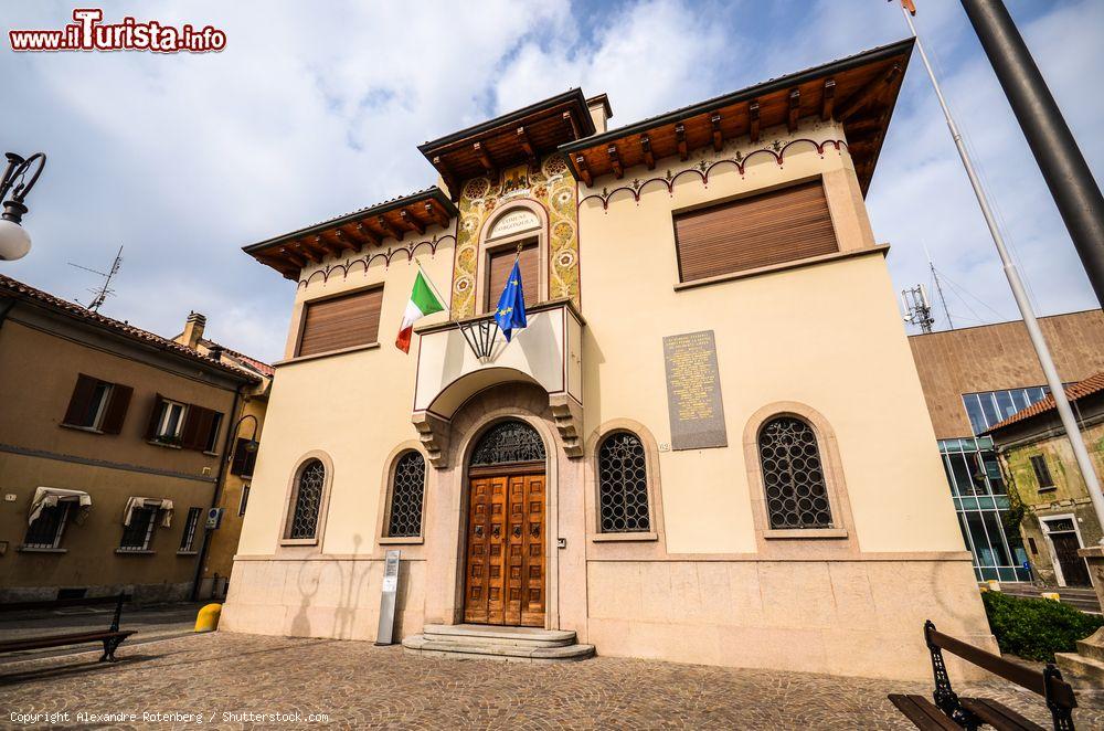 Immagine Il Palazzo Municipale di Gorgonzola, provincia di Milano, Lombardia. La località da il nome al celebre formaggio gorgonzola - © Alexandre Rotenberg / Shutterstock.com