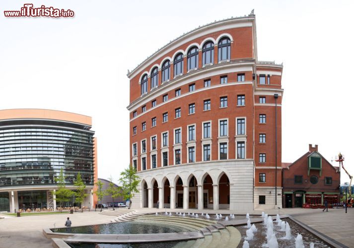 Immagine Palazzo nel centro di Birmingham, Inghilterra. Mattoni rossi e cinque fila di finestre per la facciata di questo edificio che sorge nel cuore della città inglese.