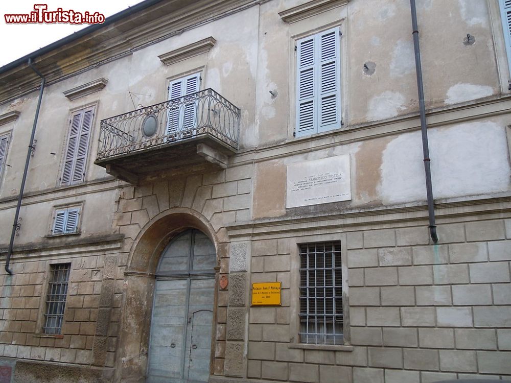 Immagine Palazzo Pistoia nel centro storico di Isola Dovarese in Lombardia - © Massimo Telò -CC BY-SA 3.0, Wikipedia