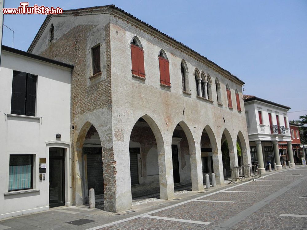 Immagine Palazzo Sagramora in centro Zero Branco di Treviso, Veneto  - © Threecharlie, CC BY-SA 4.0, Wikipedia