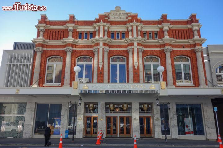 Immagine L'Isaac Theatre Royale di Christchurch: grazie ad una serie di interventi di consolidamento effettuati nel 1998-99, il più importante edificio culturale della città, ha resistito ai danni del terremoto del 2011. Per preservare questo centenario luogo artistico e la sua struttura sono state comunque apportate opere di ristrutturazione che ne hanno permesso la riapertura nel Novembre del 2014   - © alarico / Shutterstock.com