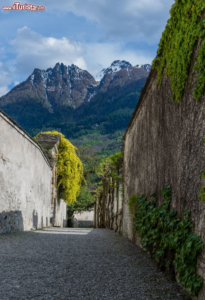 Immagine Palazzo Vertemate Franchi in Valchiavenna a Piuro, Sondrio, Lombardia. Si tratta di una delle più prestigiose dimore cinquecentesche lombarde. Sorge all'estremità nord dell'abitato di Prosto, non distante dal borgo di Piuro distrutto nel 1618 da una frana.