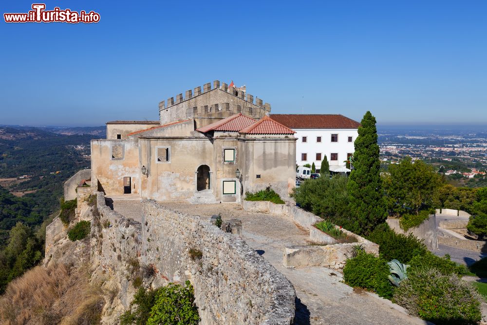 Immagine Palmela, Portogallo: una bella veduta del complesso fortilizio sulle alture cittadine.
