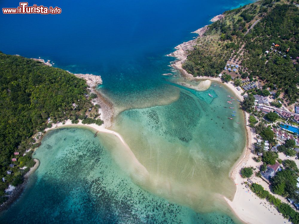 Immagine Panaorama aereo di Koh Pha Ngan, Thailandia. A circondare le spiagge incontaminate di quest'isola thailandese c'è una splendida barriera corallina.