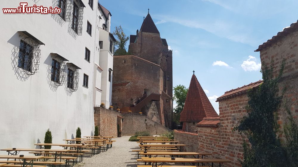 Immagine Panche e tavoli del ristorante al castello di Landshut, Germania.