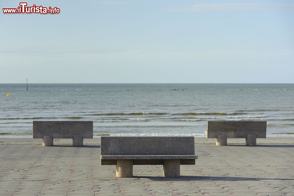 Immagine Panchine sul lungomare di Dunkerque. Siamo sulla costa settentrionale della Francia, affacciati sul Canale della Manica.