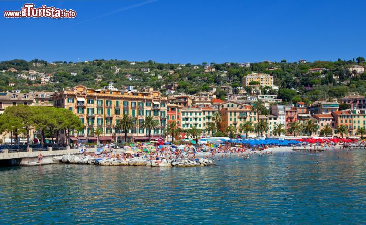 Immagine Panorama di Santa Margherita Ligure e la sua spiaggia urbana - © Joymsk140 / Shutterstock.com