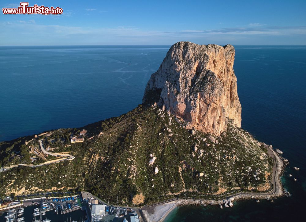 Immagine Panorama aereo del Penon de Ifach a Calpe, Spagna. E' una delle ultime articolazioni della cordigliera Betica.