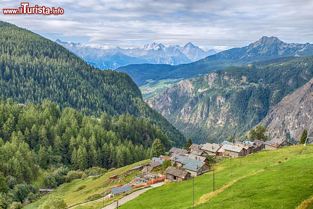 Immagine Panorama aereo del pittoresco villaggio di Chamois, Valle d'Aosta. Si trova sui dolci pendii assolati al cospetto del Cervino. Lo si raggiunge con una mulattiera di 93 curve in funivia o su piccoli aerei.