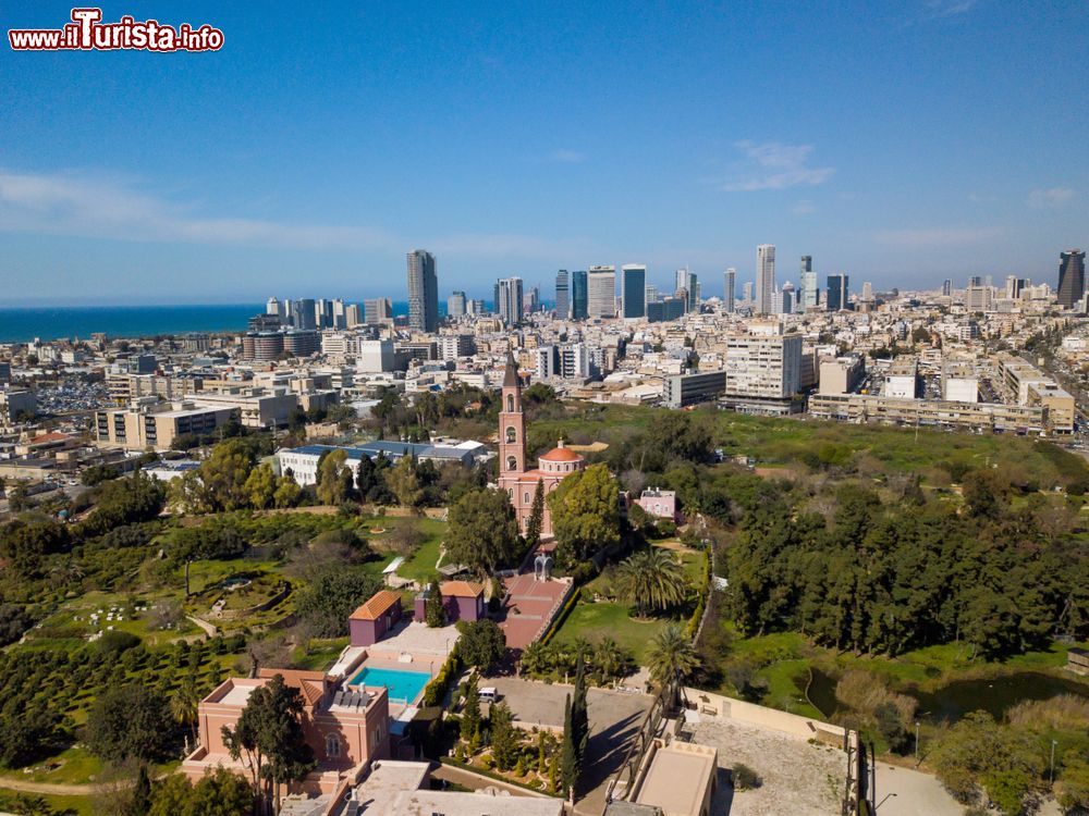 Immagine Panorama aereo del sud di Tel Aviv da Jaffa, Israele. Tel Aviv venne fondata nel 1909 da un gruppo di abitanti della vicina Jaffa. In ebraico il nome Tel Aviv significa "collina della primavera".