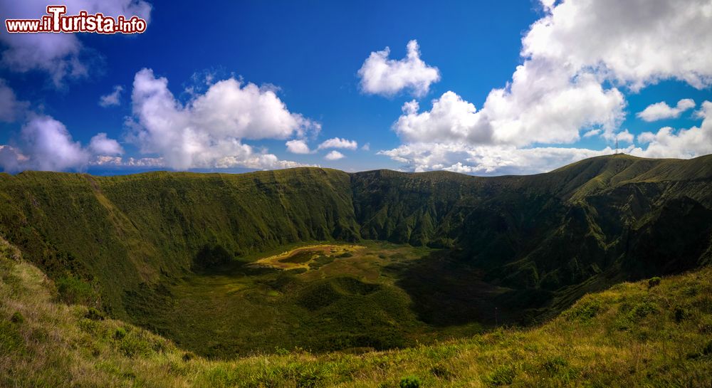 Immagine Panorama aereo della Caldeira di Faial, Azzorre, Portogallo.  Si giunge sino a qui attraverso una strada spettacolare immerse fra ortensie e criptomerie.