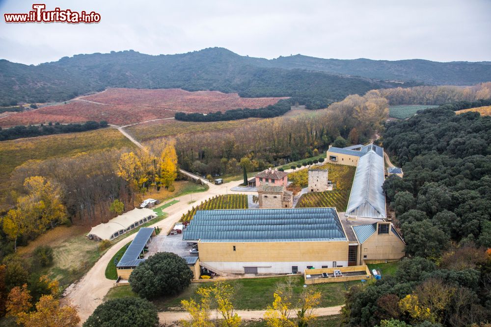 Immagine Panorama aereo della cantina Arinzano a Estella, Spagna.