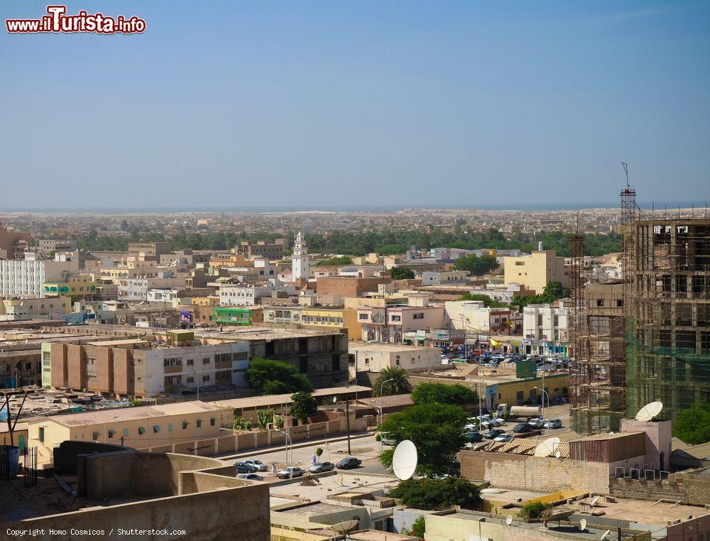 Immagine Panorama aereo della capitale Nouakchott, Mauritania. Situata sulla costa atlantica del deserto del Sahara, questa cittadina di circa un milione di abitanti era un tempo un piccolo villaggio di pescatori - © Homo Cosmicos / Shutterstock.com