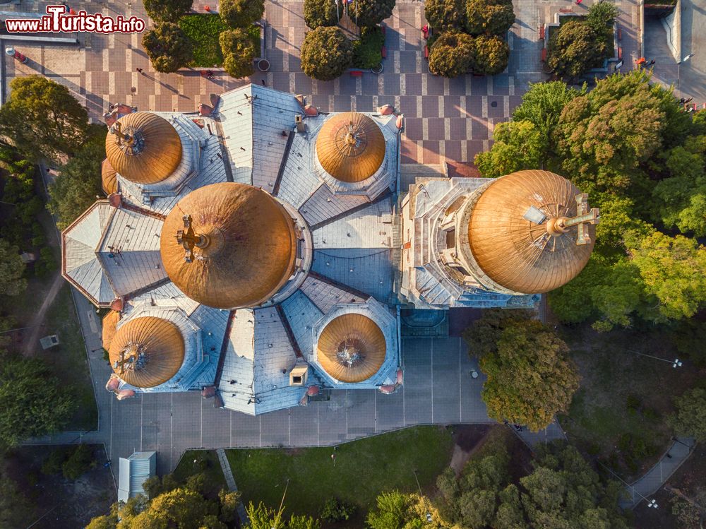 Immagine Panorama aereo della cattedrale dell'Assunzione a Varna, Bulgaria. Edificata alla fine dell'Ottocento, la cattedrale ortodossa è dedicata all'Assunzione della Vergine Maria. Magnifiche le cupole ramate.