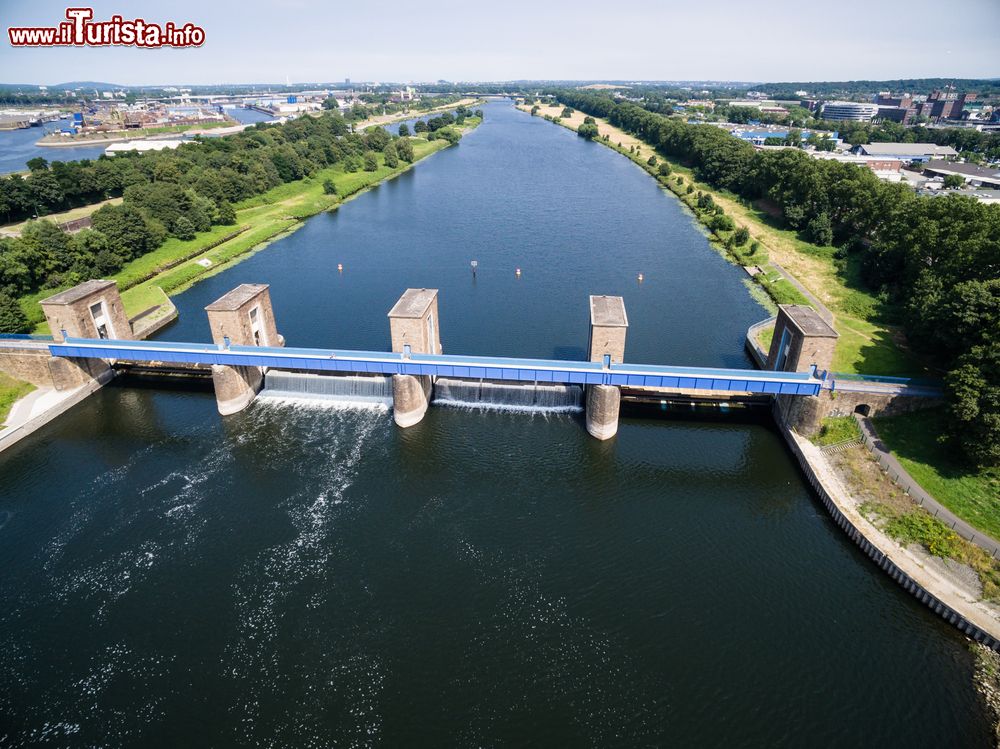 Immagine Panorama aereo della celebre diga sul fiume Ruhr a Duisburg, Germania. La Ruhr scorre per 217 chilometri ed è un affluente del Reno.