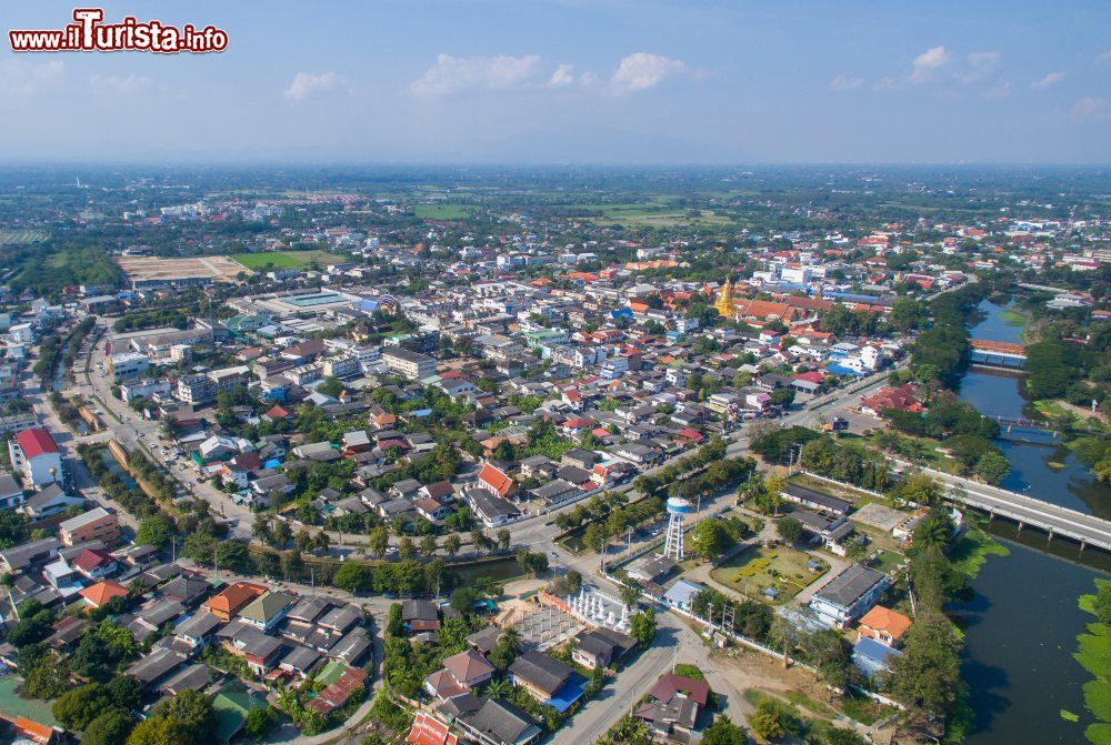 Immagine Panorama aereo della città di Lamphun, Thailandia. Questa località si trova 26 km a sud di Chiang Mai nella valle del fiume Ping.