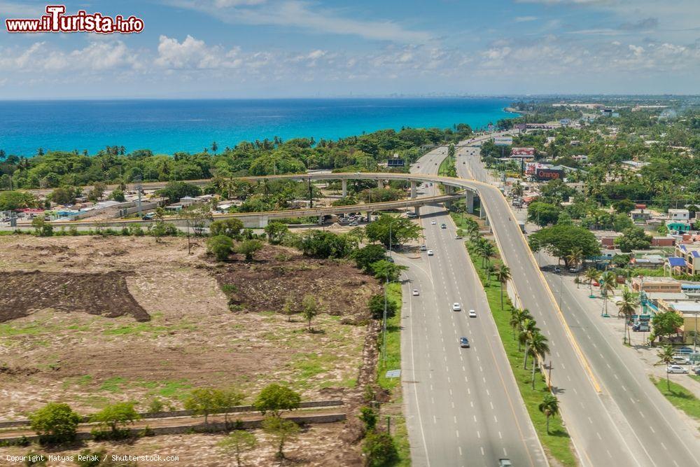 Immagine Panorama aereo della città di Boca Chica, Repubblica Dominicana: la Highway 3 e l'incrocio per Las Americas International Airport di Santo Domingo  - © Matyas Rehak / Shutterstock.com