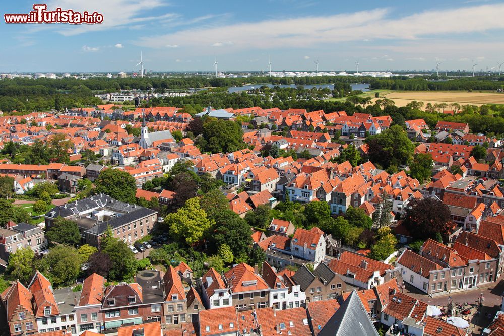 Immagine Panorama aereo della città di Brielle, nota anche come Den Briel, Olanda. La sua storia avvincente ha avuto inizio nel Trecento quando venne realizzata una prima carta costituiva di questa località incastonata nell'isola di Voorne.