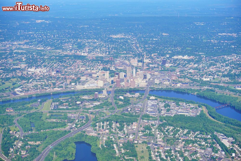 Immagine Panorama aereo della città di Hartford, Connecticut (America). I primi abitanti di questa località furono indiani che la chiamarono Suckiaug.