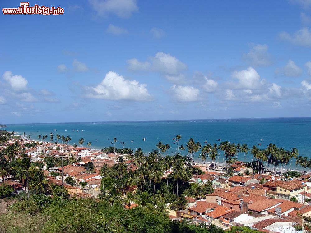 Immagine Panorama aereo della città di Maragogi, stato di Alagoas, Brasile. Questo gioiello brasiliano della Costa dei Coralli si presenta con un trionfo di spiagge e piscine naturali. In inverno è un vero e proprio sogno tropicale.