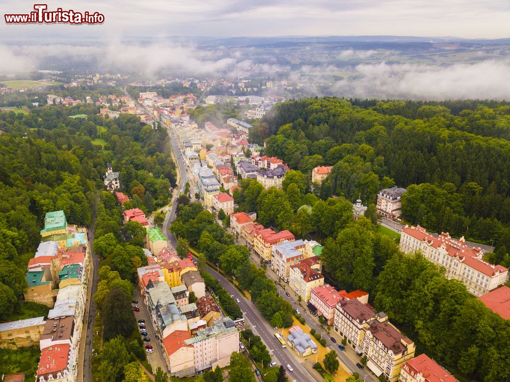 Immagine Panorama aereo della cittadina termale di Marianske Lazne (Marienbad) in una giornata nuvolosa. Siamo nella regione di Karlovy Vary, Repubblica Ceca.