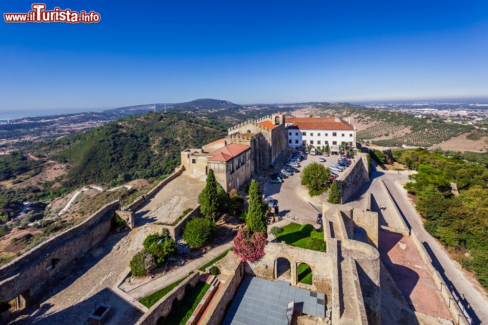 Immagine Panorama aereo della fortezza di Palmela, Portogallo, con le rovine della chiesa di Santa Maria.