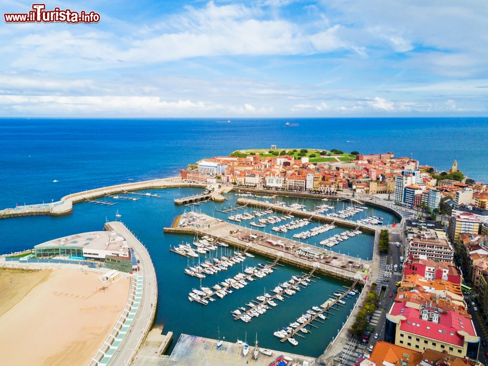 Immagine Panorama aereo della marina di Gijon, Spagna. Gijon è la più grande cittadina delle Asturie.