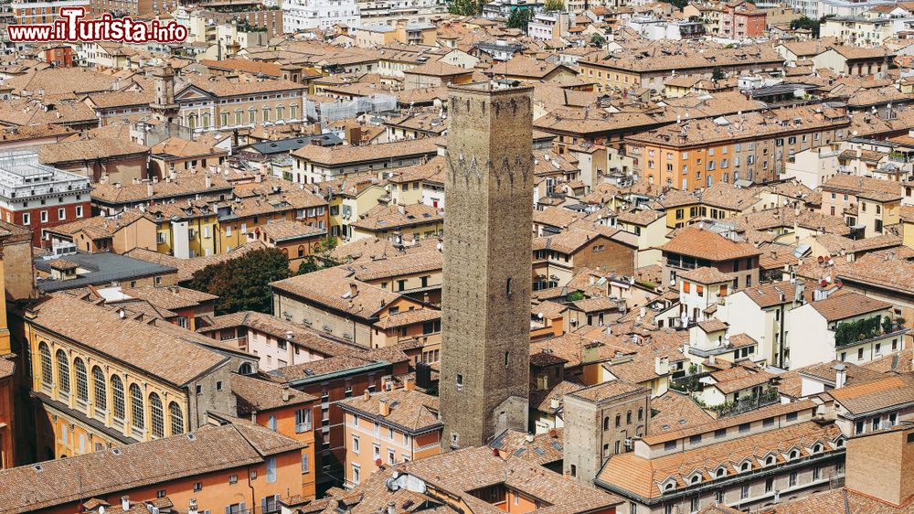 Immagine Panorama aereo della Torre Prendiparte a Bologna, Emilia-Romagna. Si trova in via Sant'Alò ed è una delle circa 20 torri gentilizie ancora esistenti nel centro storico cittadino.