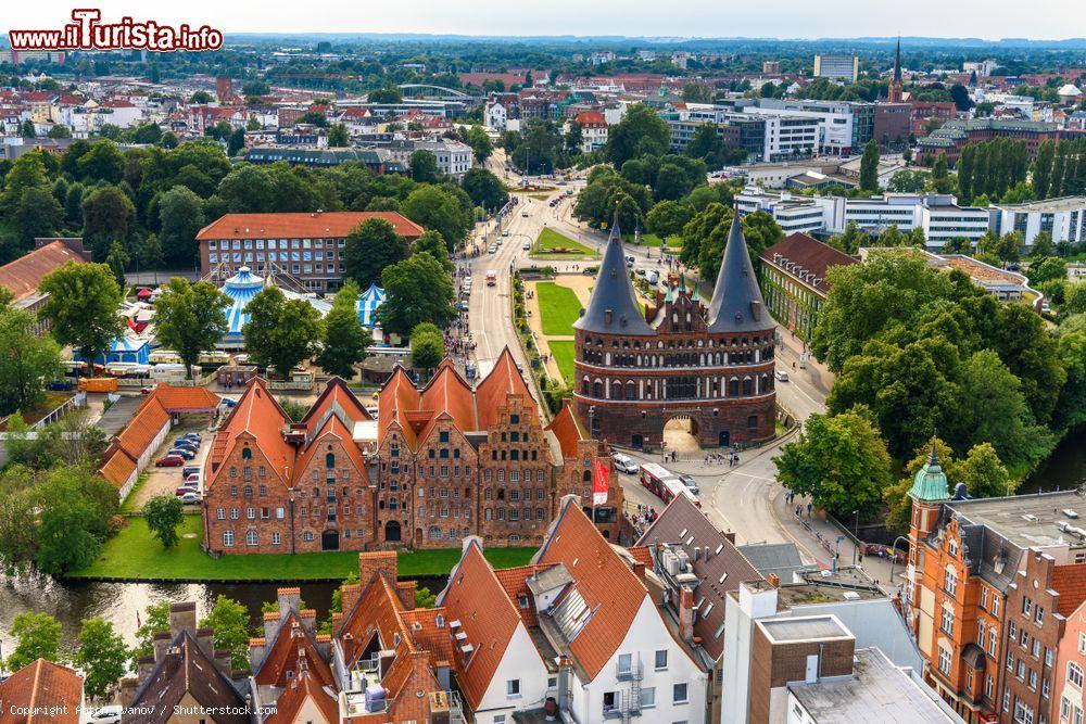Immagine Panorama aereo della vecchia città di Lubecca, nord della Germania. E' considerata uno dei luoghi più magici e affascinanti d'Europa grazie anche alle sue chiese gotiche e alle stradine medievali - © Anton_Ivanov / Shutterstock.com