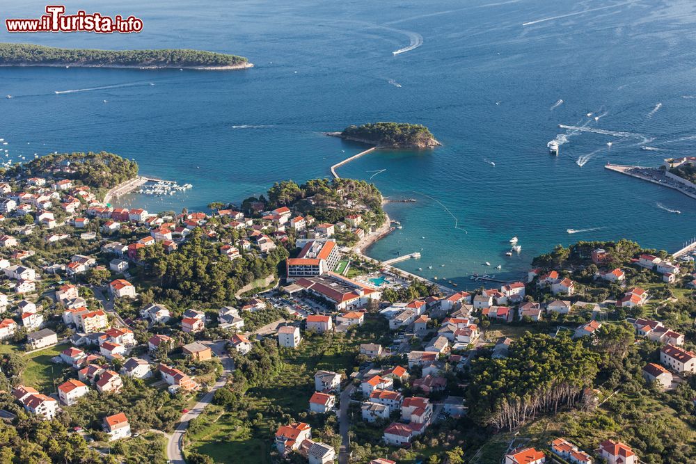 Immagine Panorama aereo dell'isola di Rab, costa croata. E' una delle oltre mille isole che emergono dal blu del mare Adriatico della Croazia. E' lunga 22 km e larga mediamente 11 ed è separata dalla terraferma tramite il canale del Velebit.