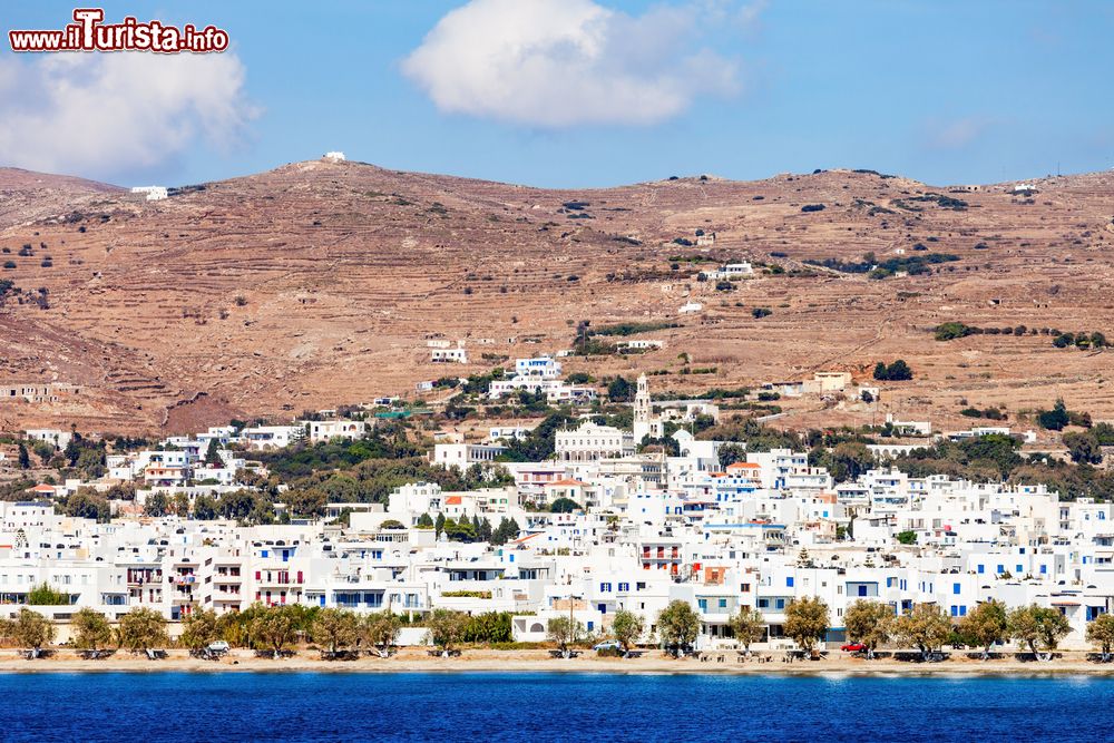 Immagine Panorama aereo dell'isola di Tino, arcipelago delle Cicladi. Questa pittoresca e autentica isola della Grecia è lambita dalle acque del Mare Egeo.