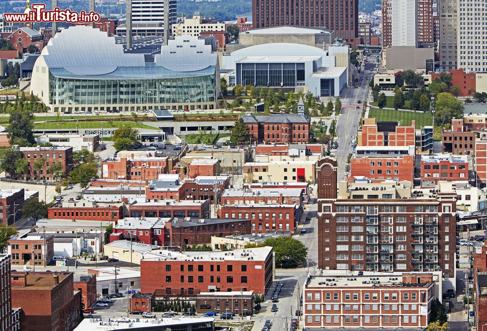 Immagine Panorama aereo di Kansas City, Missouri, con il Kauffman Center. Questo centro per le arti e lo spettacolo è stato costruito nel progetto di riqualificazione del centro cittadino.