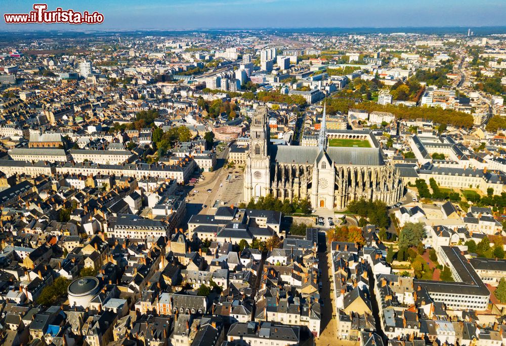 Immagine Panorama aereo di Orléans (Francia): al centro, la cattedrale, monumento storico francese dal 1862.