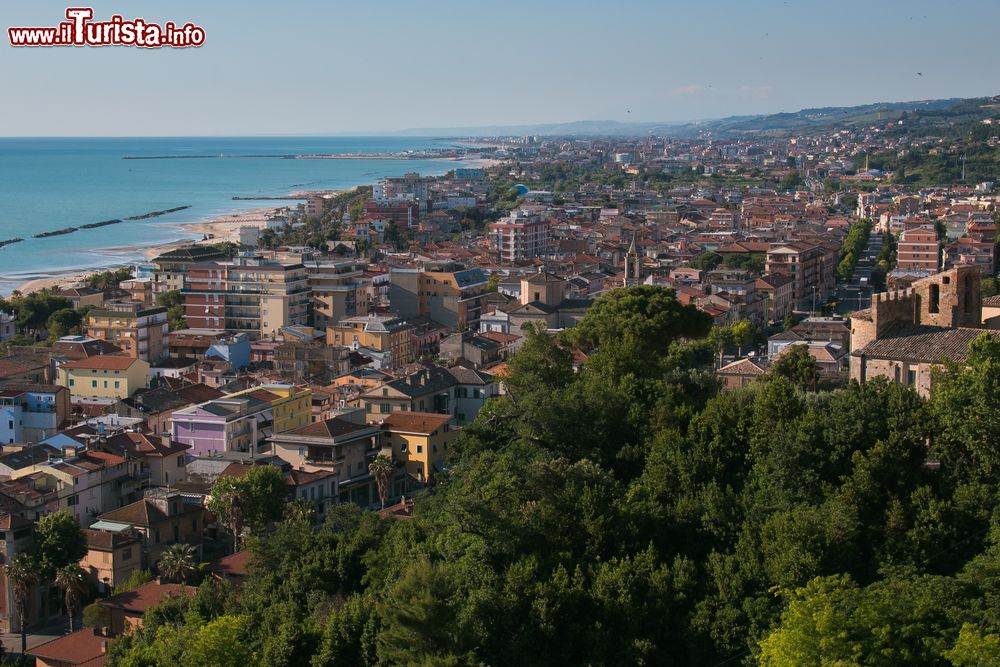 Immagine Panorama aereo di San Benedetto del Tronto e Grottammare, Marche.