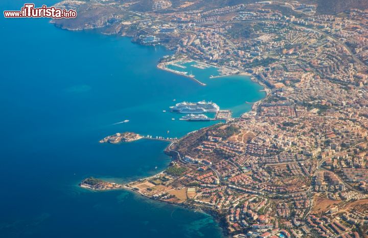 Immagine Panorama aereo su Kusadasi, Turchia - L'Isola dei Piccioni e la costa litoranea della città fotografate dall'alto: il panorama che si ammira su quest' angolo di Turchia è a dir poco incantevole © muratart / Shutterstock.com