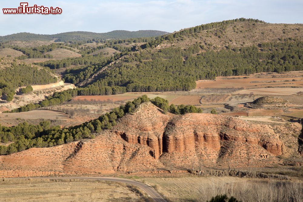 Immagine Panorama agreste nei pressi di Nuevalos, Spagna. L'ocra della terra mette in risalto il verde della vegetazione.