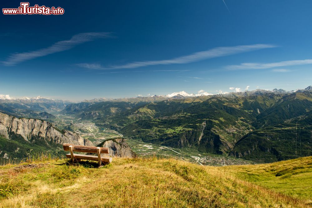 Immagine Panorama alpino su Ovronnaz, Cantone del Vallese, Svizzera. Questo villaggio si trova sul lato sud delle Alpi bernesi.